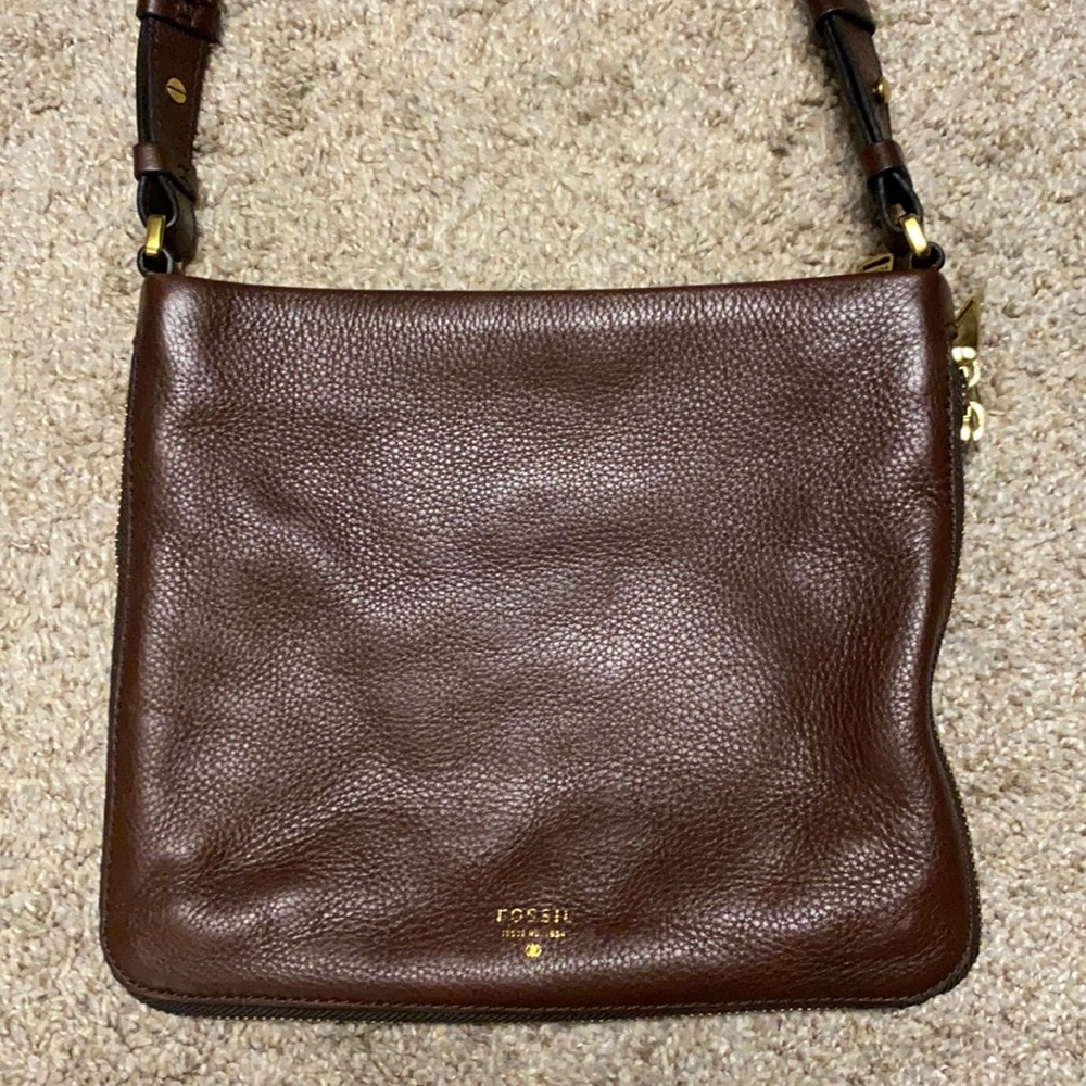 Like new brown leather Fossil shoulder bag.